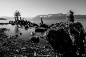 Cairns au bord du Lac Léman, Pully. Suisse