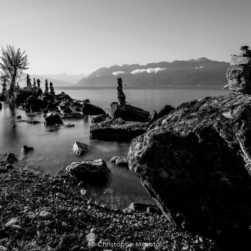 Cairns au bord du Lac Léman, Pully. Suisse